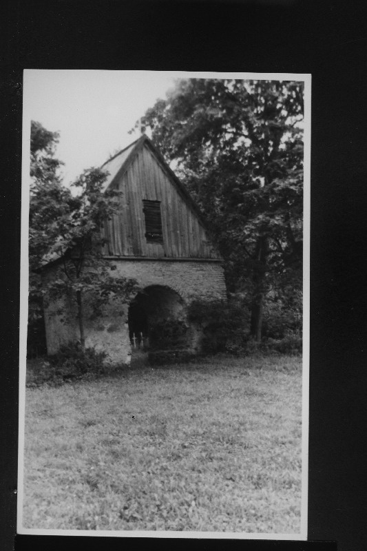 Ambla Sipelga kalmistu värav.