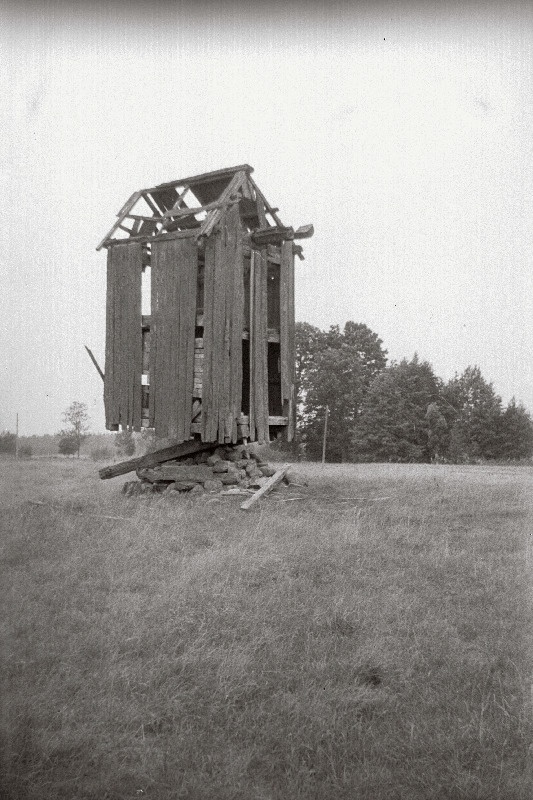 Hüti küla lagunenud tuulik endise Hüti klaasivabriku asukohas.