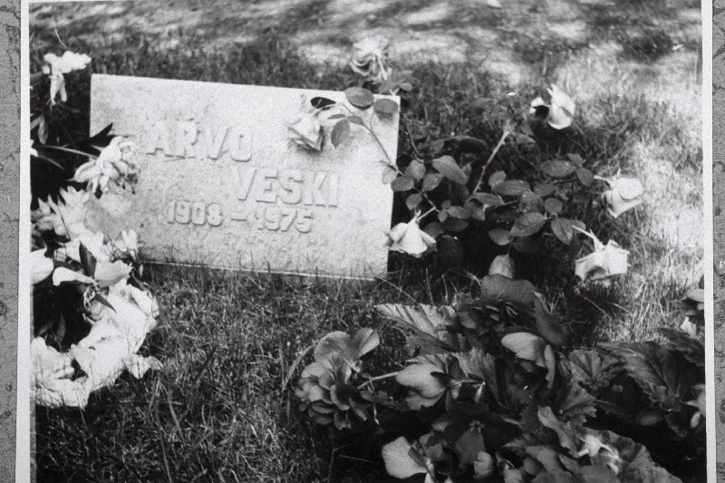 Eesti NSV teenelise õpetaja ehituspedagoog Arvo Veski hauakivi Metsakalmistul.