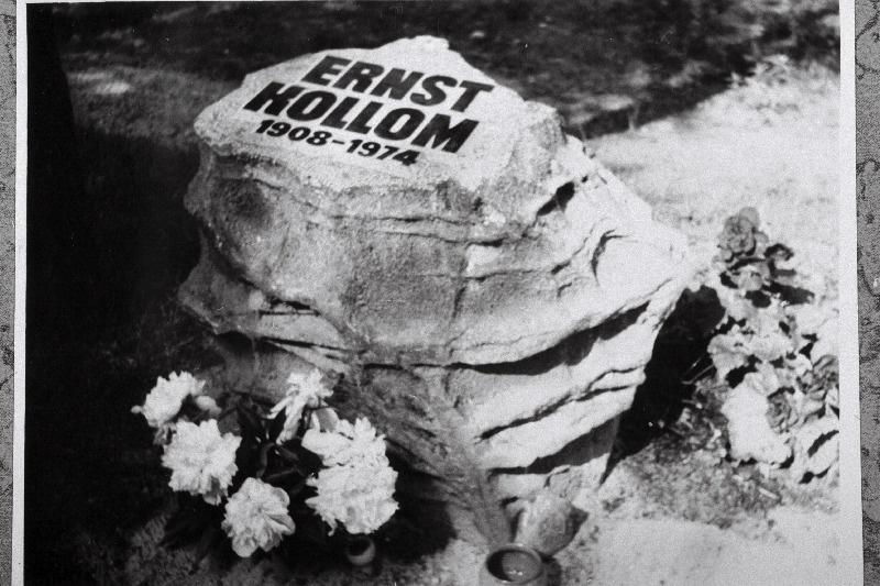 Graafik Ernst Kollomi hauakivi Metsakalmistul.