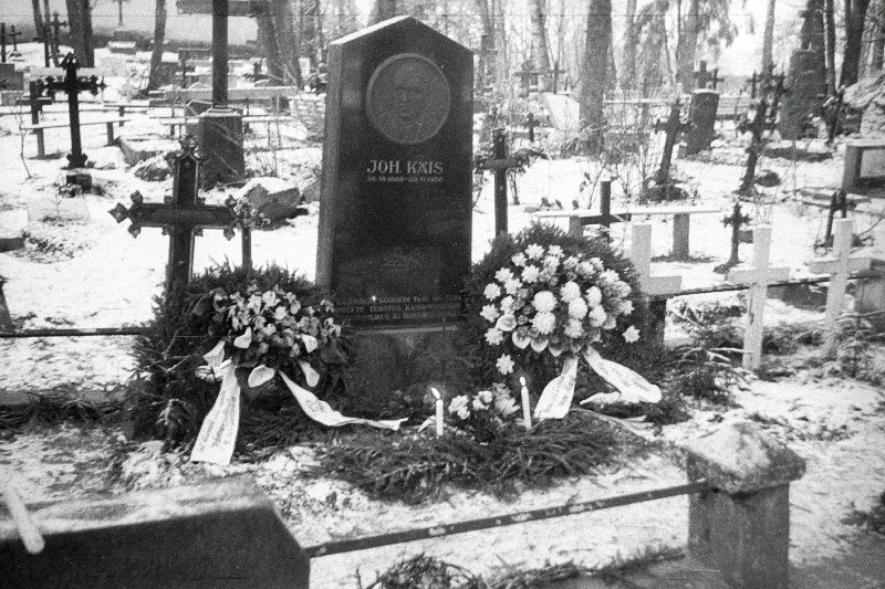 Pedagoogi ja kooliuuendamislikkumise juhi Johannes Käisi pärgadega ehitud haud tema 90. sünniaastapäeval Põlva kalmistul.