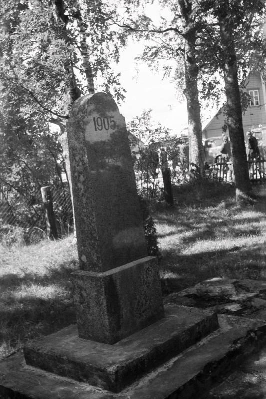 1905.a revolutsioonise liikumise ohvrite ühishaud Velisel.