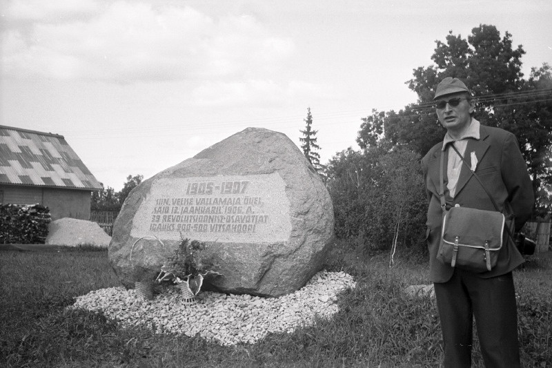 1905-1907. sündmuste mälestuskivi Velise vallamaja õuel.
