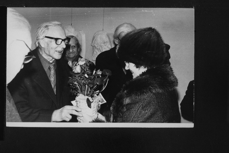 Tallinna Linnamuuseumi kodu-uurimise ringi liikmed õnnitlevad skulptor Juhan Raudseppa tema 80. sünnipäeva puhul.