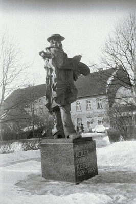Maalikunstnik Johann Köleri monument.  similar photo