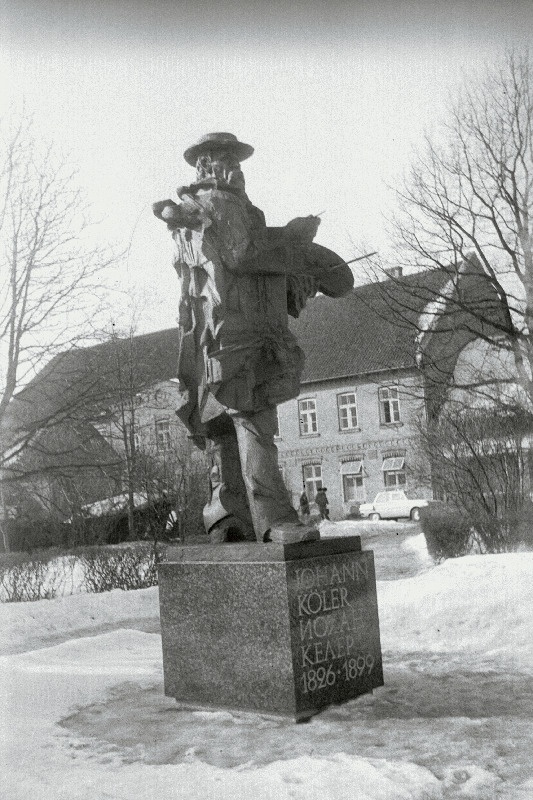 Maalikunstnik Johann Köleri monument.