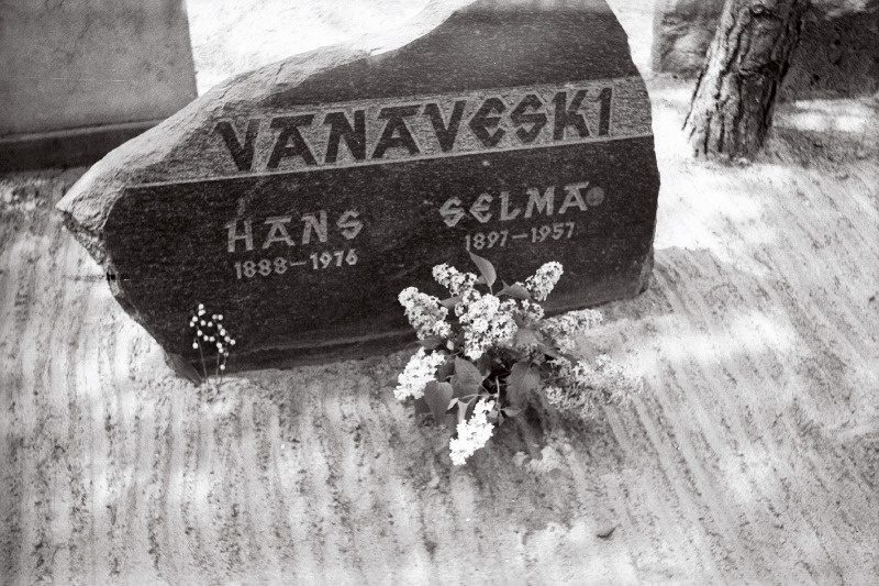 Kodu-uurija, fotograafi ja tõlkija Hans Vanaveski hauakivi Liiva kalmistul.