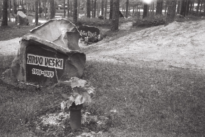 Ehituspedagoog Arvo Veski uus hauakivi Metsakalmistul.