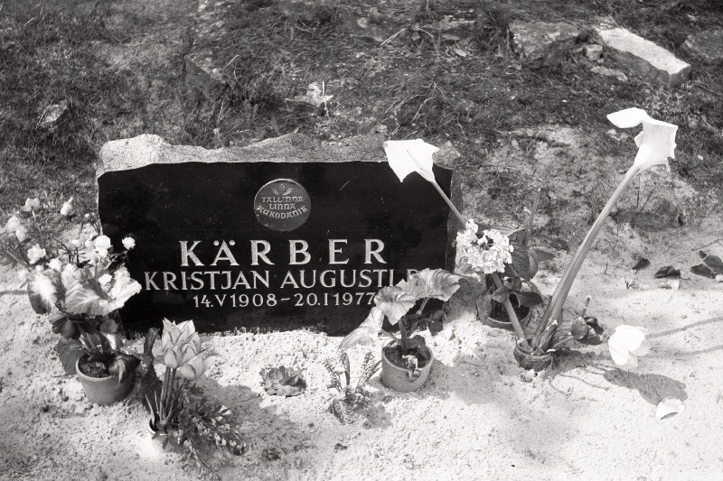 Teenelise ehitaja Kristjan Kärberi hauakivi Metsakalmistul.