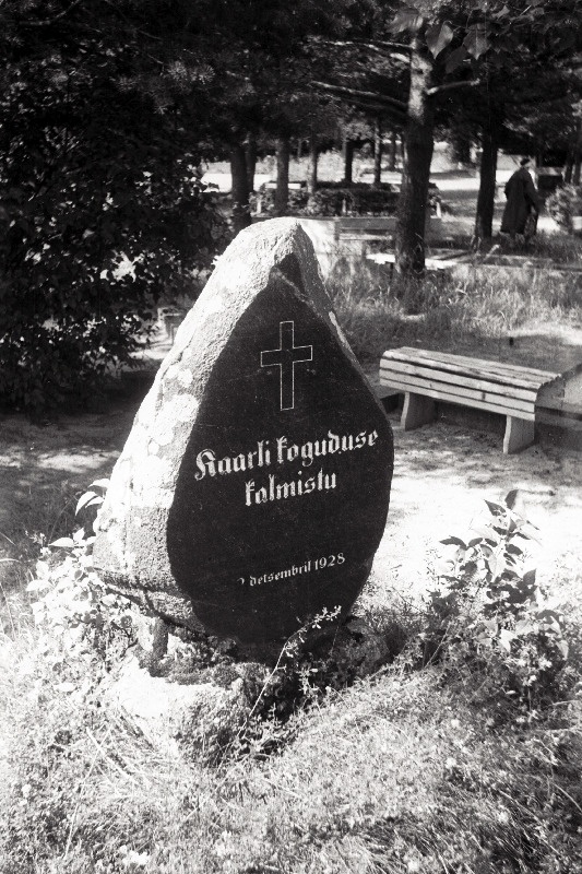 Kaarli koguduse kalmistu tähiskivi aastast 1928 Rahumäe kalmistul.
