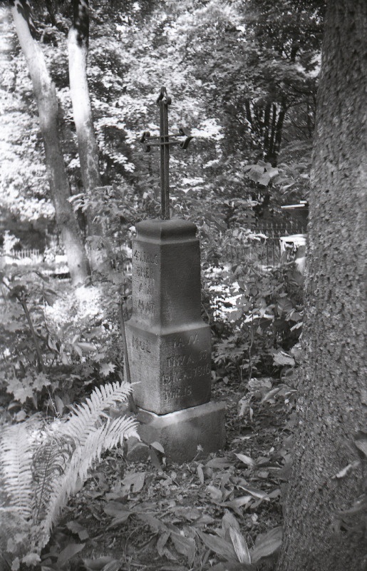 Meistrimees Hapermani [Haberman] ja tema abikaasa Tiina hauasammas 1870ndaist aastaist Siselinna Vana-Kaarli kalmistul, sektor G, rida 1.