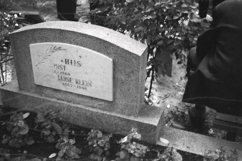 Tallinna klaverivabriku ühe rajaja klaverimeister Ernst Hiisi hauakivi Siselinna Vana-Kaarli kalmistul.