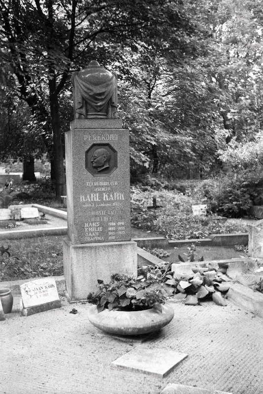 Teedeinseneri, Eesti Vabariigi esimese teedeministri Karl Kargi hauasammas Siselinna Vana-Kaarli kalmistul.