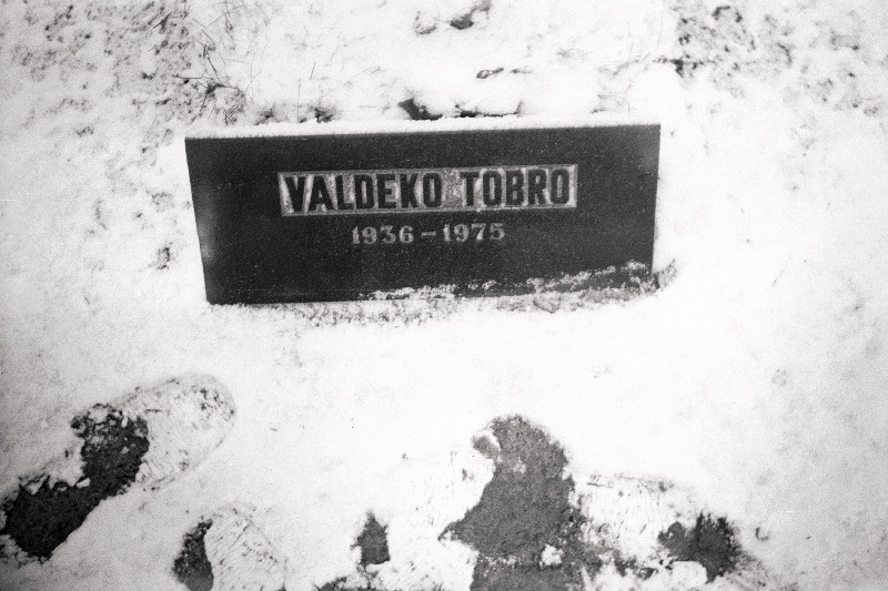 Filmi- ja teatrikriitiku Valdeko Tobro hauakivi Metsakalmistul.