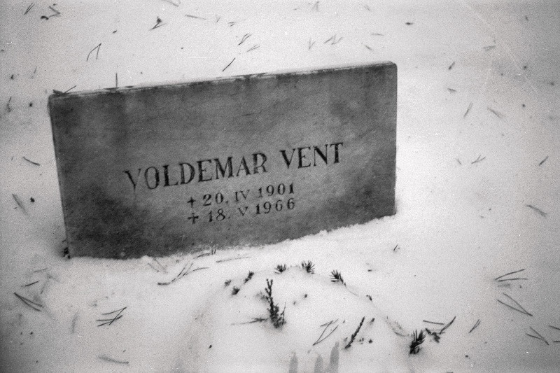 Kirjandustegelase, luuletaja ja tõlkija Voldemar Vendi (Vent) hauaplaat Pärnamäe kalmistul.