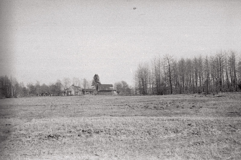 Vaade Käära talu hoonetele Pärnamäel kalmistu lähedal.