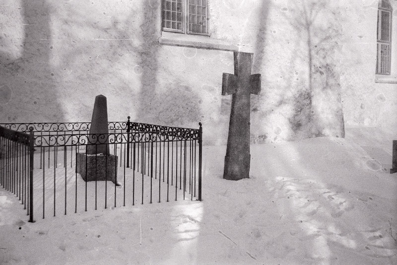 Vaimuliku ja kirjamehe Otto Reinhold von Holtzi haud Keilas.