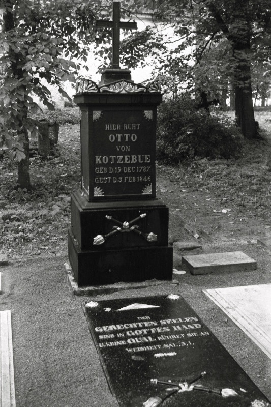 Vene meresõitja Otto von Kotzebue hauamonument Kose kirikuaias.