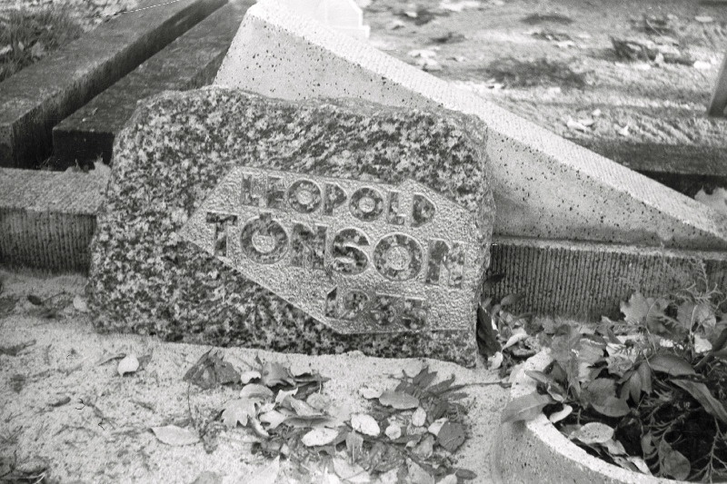Sporditegelase Leopold Tõnsoni hauakivi Rahumäe kalmistul.