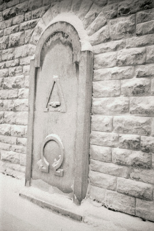 Sümbolistlik detail Metsakalmistu kabeli seinal.