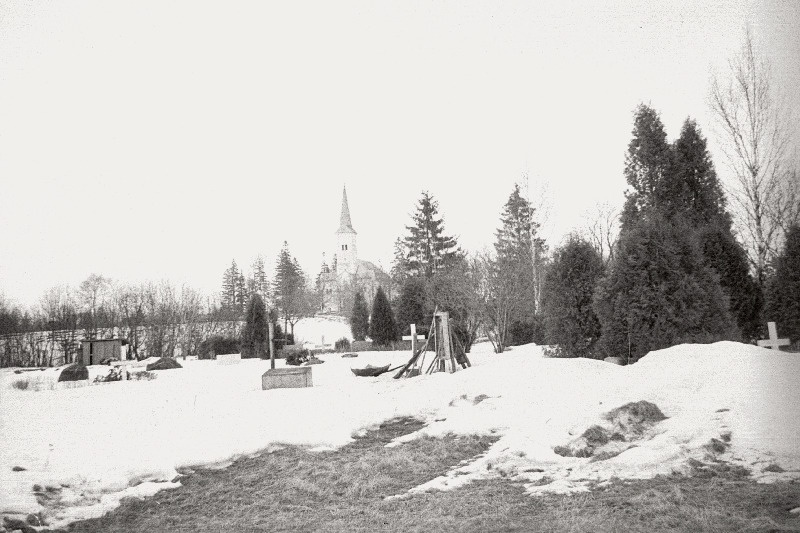 Vaade kalmistult Harju-Jaani Ristija Johannese kirikule Raasikul.