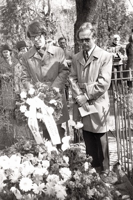 Keeleteadlased Mati Hint ja Mart Mäger Emakeele Seltsi leinapärjaga filoloogi ja kodu-uurija Eduard Roosi matusel Rahumäe kalmistul.  similar photo