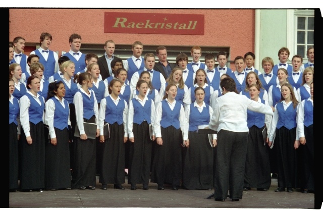 Inglismaa noortekoori (Berkshire Youth Choir) kontsert Tallinnas raekoja platsil