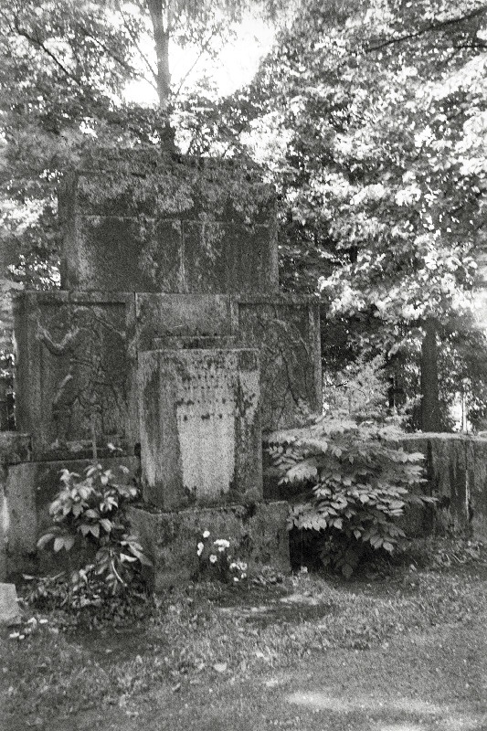 Põllumajandusteadlase Aleksander Jakob Peeter Eisenschmidti hauatähis Puiestee t kalmistul.