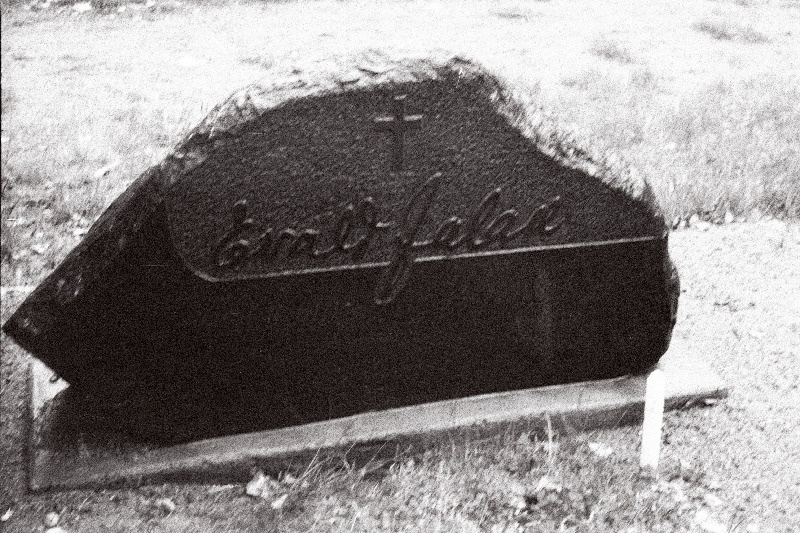 Ajakirjaniku ja kirjaniku Evald Abram Jalaku hauakivi Kuusalu kalmistul.