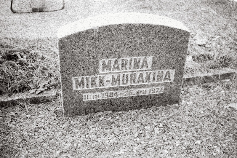 Ooperilaulja Marina Mikk-Murakina hauakivi Metsakalmistul.