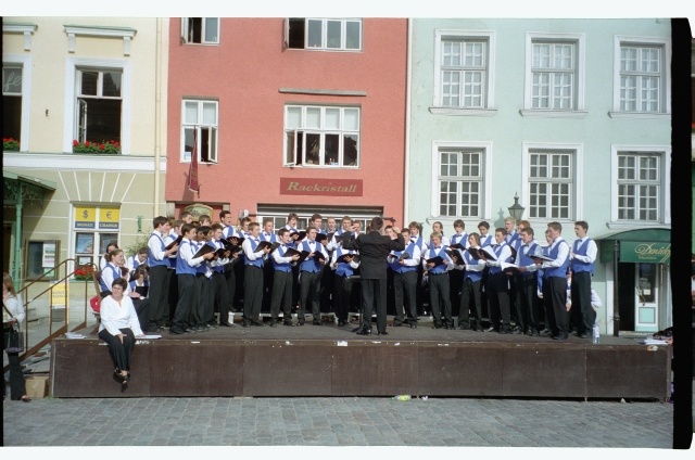 Inglismaa noortekoori (Berkshire Youth Choir) kontsert Tallinnas raekoja platsil