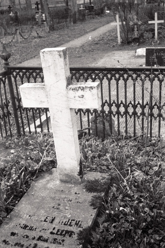 Baltisaksa harrastuszooloogi parun Friedrich Alexander Georg von Hoyningen-Huene (Hoiningen) (vasakpoolne rist) perekonna matmispaik Ambla kalmistul.