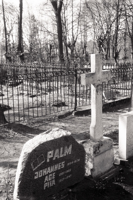 Pedagoogi ja kirjaniku Johannes Palmi hauakivi hauakivi Rahumäe kalmistul.