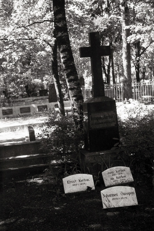 Koolitegelase Läänemaa Õpetajate Seminari esimese direktori Johannes Õunapuu hauakivi Rahumäe kalmistul.