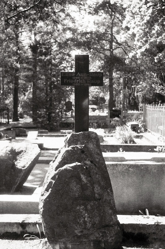 Kirjanik Elise Aun-Rauba (Raup) hauatähis Rahumäe kalmistul.