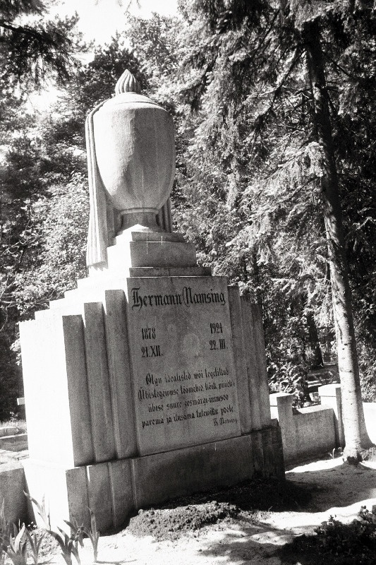 Ühiskonnategelase, Eesti Ühistegelise Liidu asutaja Hermann Namsingi hauasammas Rahumäe kalmistul.