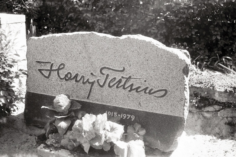 Intarsiakunstnik Harry Tertsiuse hauakivi Rahumäe kalmistul.