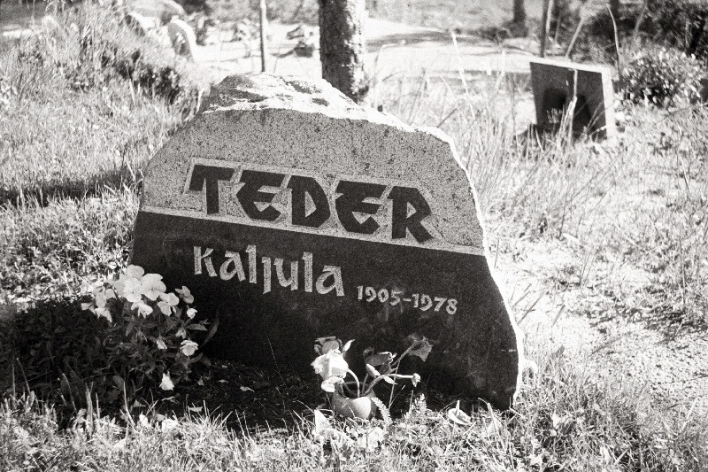 Ajakirjaniku ja kodu-uurija Kaljula Tederi hauakivi Pärnamäe kalmistul.