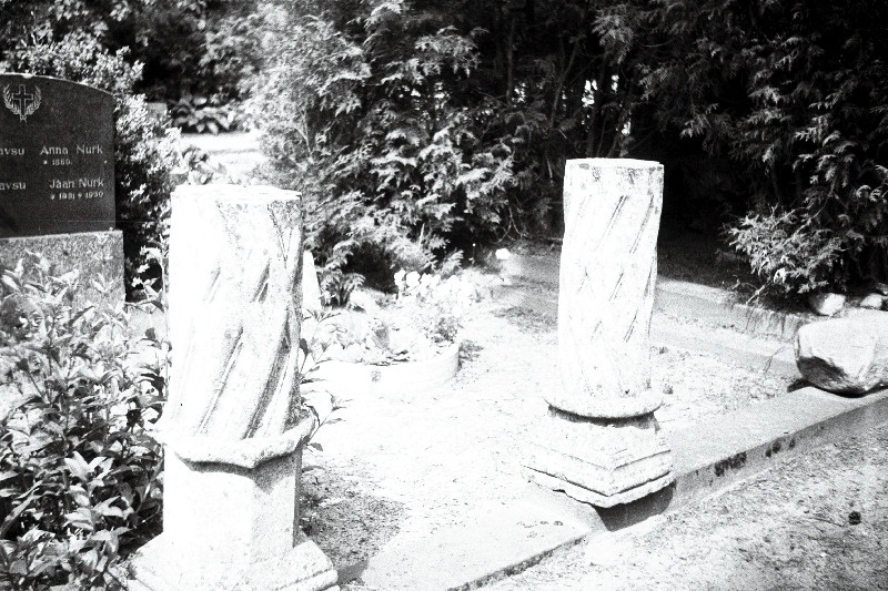 Tallinna keskaegse elamu kaks paest ehissammast Tänavsu ja Nurga matmispaigas Rahumäe kalmistul.