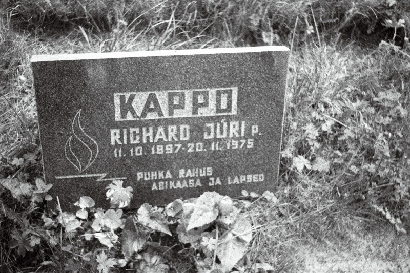 Revolutsiooni- ja ühiskonnategelase Richard Kappo hauakivi Metsakalmistul.