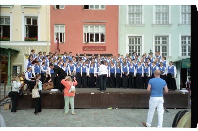 Inglismaa noortekoori (Berkshire Youth Choir) kontsert Tallinnas raekoja platsil