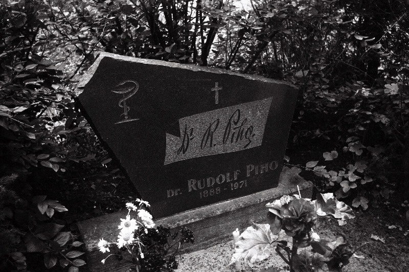 Meedik Rudolf Piho hauakivi Pindi kalmistul.