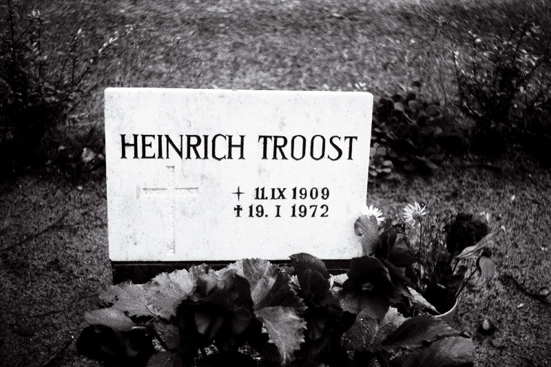 Kergejõustiklase ja sporditegelase Heinrich Troosti hauakivi Rahumäe kalmistul.