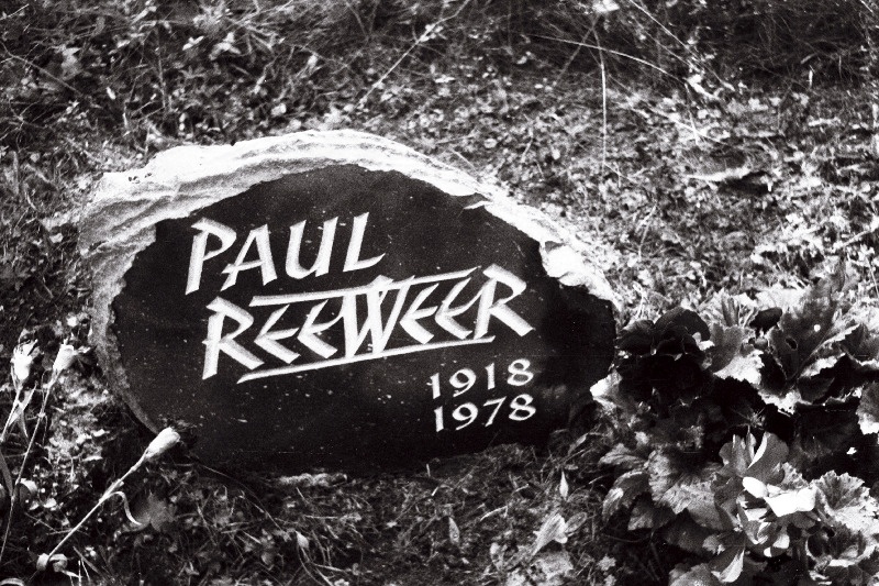 Raamatu- ja kirjakunstniku Paul Reeveeri hauakivi Metsakalmistul.
