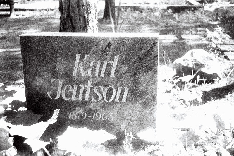 Graafik Karl Jentsoni (pseud Pessimist) hauakivi Liiva kalmistul.