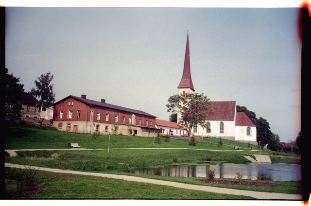 Rakvere Kolmainu kirik ja kirikla
