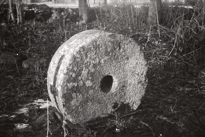 Veskikivi Valgu veskist kohaliku möldri Jaan Masingi haual Märjamaa kalmistul.