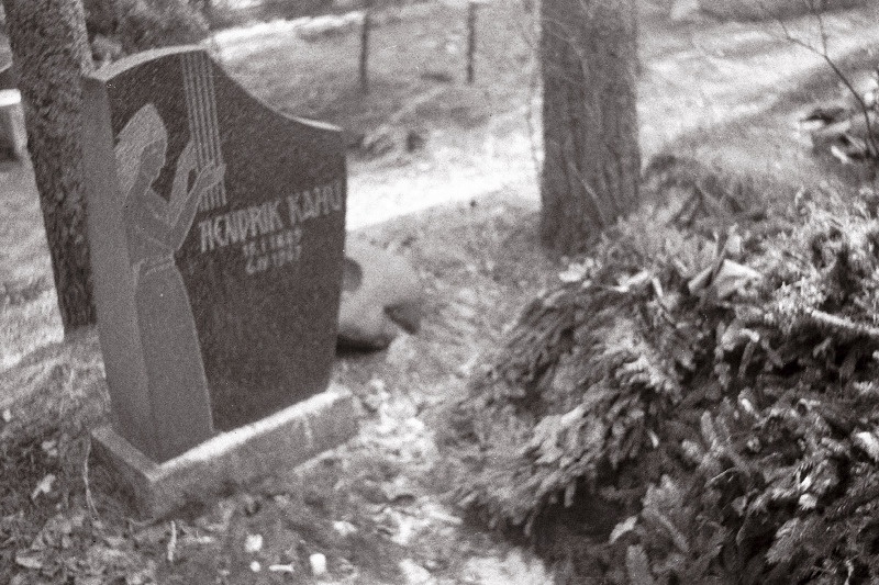 Pedagoogi ja muusikategelase Hendrik Kahu hauakivi Metsakalmistul.