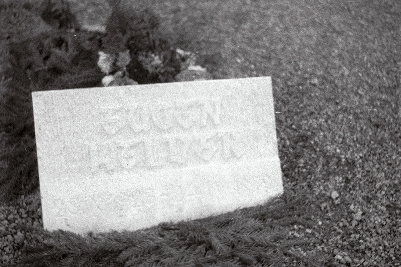 Pianist Eugen Kelderi hauakivi Pärnamäe kalmistul.