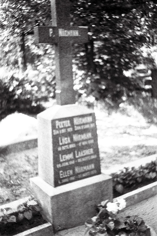 Kirjastus- ja raamatukogutegelase Ellen Niirmanni hauatähis Rahumäe kalmistul.